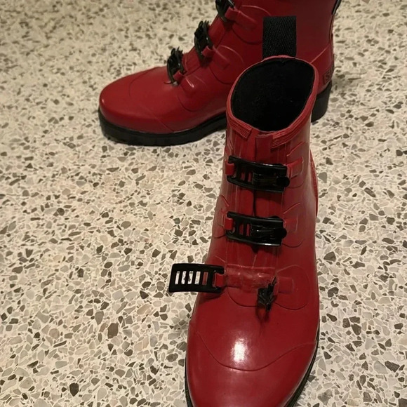 Sam & Libby Red Steel Shank Metal Clip Closures Rain Mud Boots - Picture 5 of 7